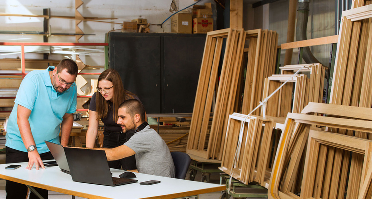 FAF 2024 Start-up Area: Das Gründerteam von Craftomatic, von links nach rechts: Oliver Brückner, seine Schwester Anna Brückner, und Informatiker Ivan Kostov Image
